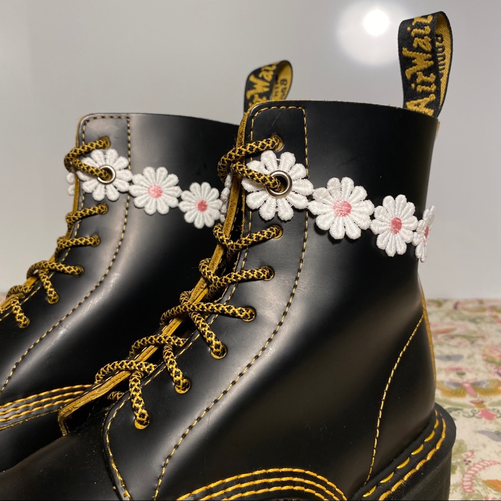 Pink Daisy Anklet Chains for Boots & Skates